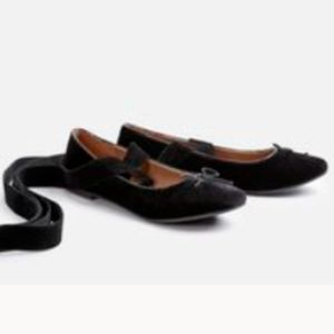 Black velvet ballet flats without velvet ties